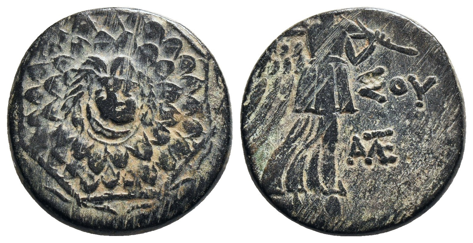 Detalle de moneda antigua con pátina natural y superficie deteriorada por el tiempo