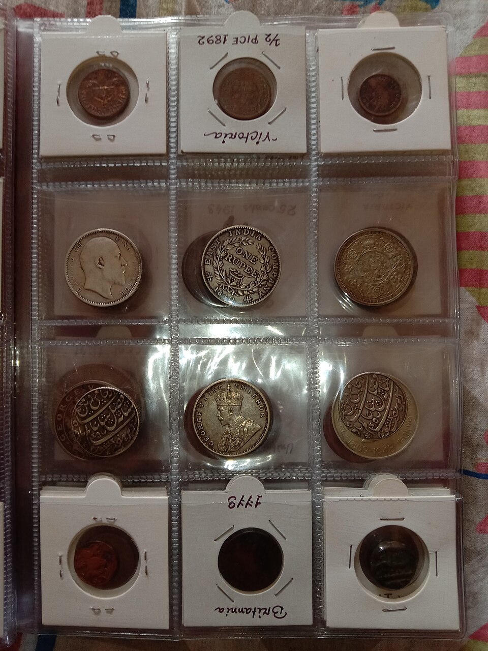 Página de álbum numismático con monedas de plata almacenadas sin PVC