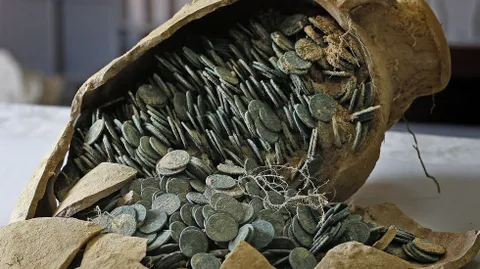 Cómo saber si una moneda romana es auténtica Detalle del borde y canto de moneda romana auténtica vs falsificación