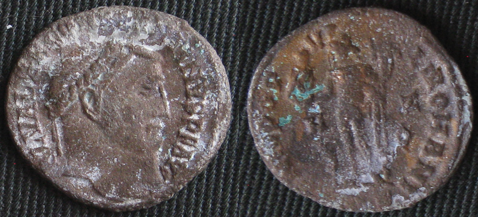 Cristales de carbonato formados sobre moneda de bronce antigua - daño por humedad y enfermedad del bronce