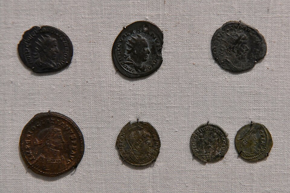 Exposición de monedas romanas del siglo III-IV en el Museo de la Legión Romana de Caerleon