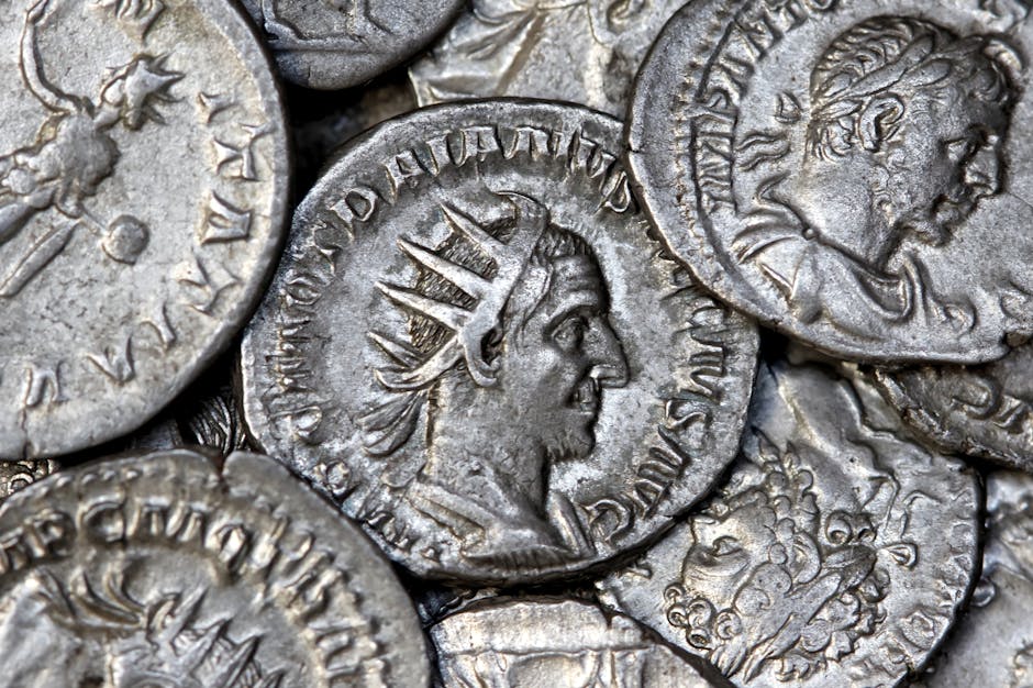Close-up de monedas romanas de plata con pátina natural original bien conservada