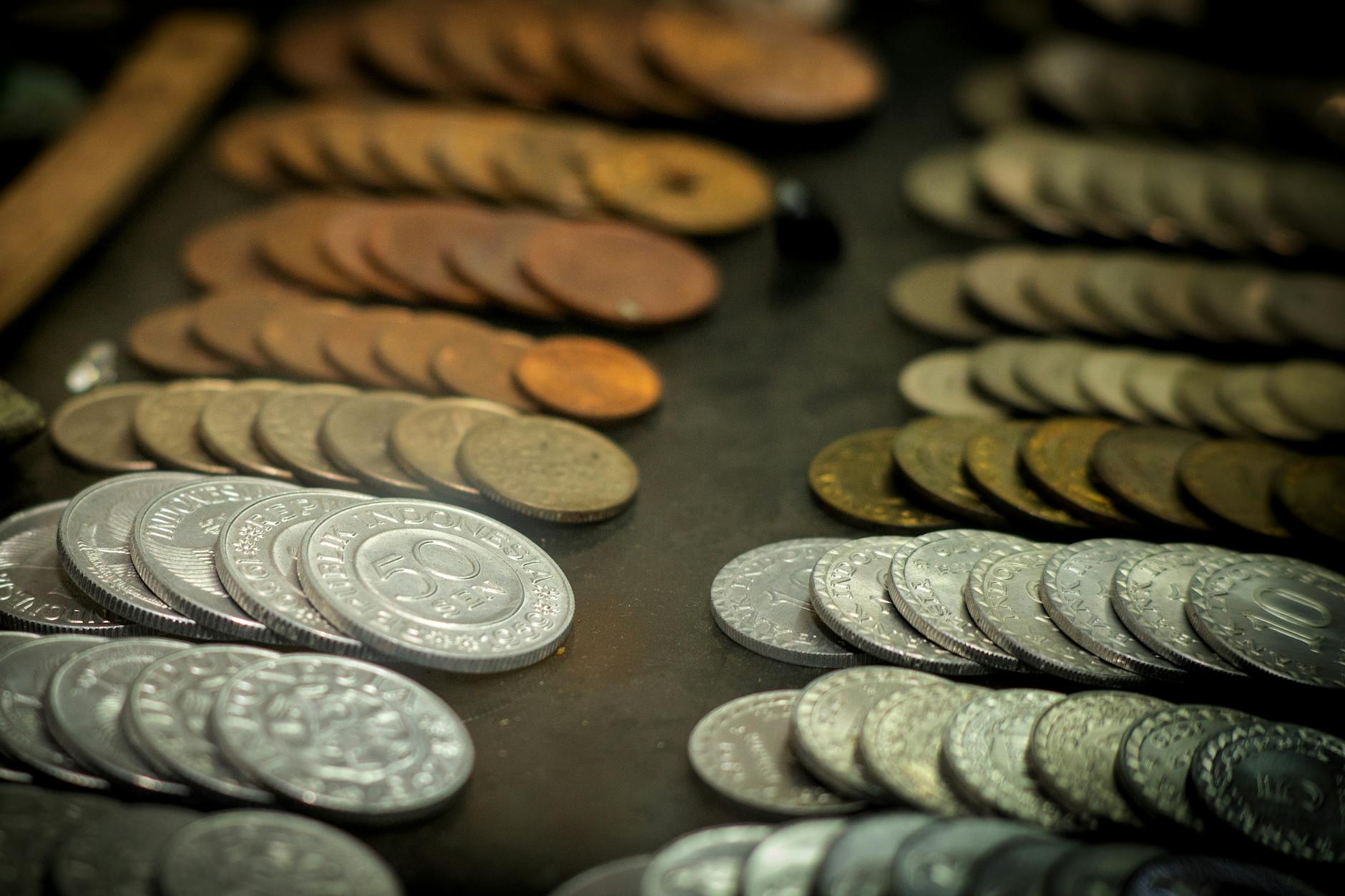 Colección ordenada de monedas españolas antiguas de distintas épocas, perfectas para principiantes coleccionistas