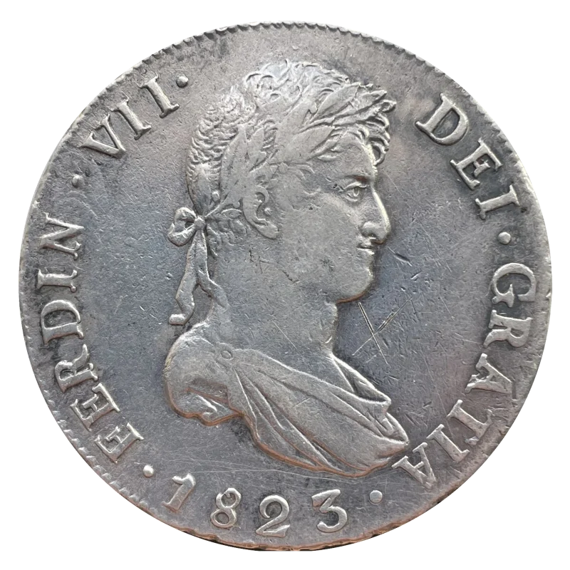 Anverso del 8 reales de 1823 de Potosí: busto laureado y drapeado de Fernando VII a la derecha, leyenda FERDIN VII DEI GRATIA 1823