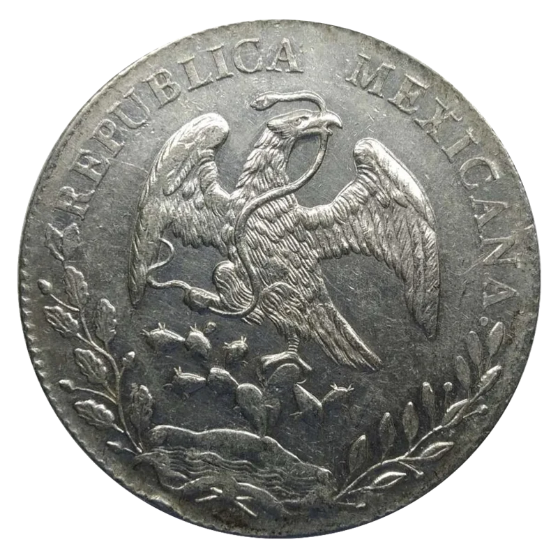 Anverso del 8 reales mexicano de 1897: águila de frente con una serpiente en el pico sobre un nopal, entre ramas, con la leyenda REPUBLICA MEXICANA