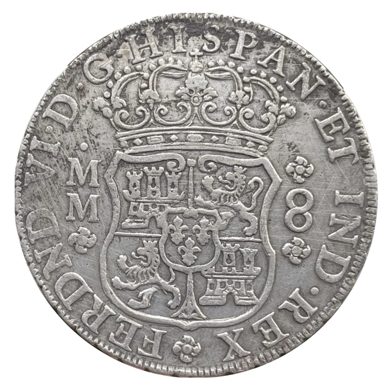 Anverso del 8 reales columnario de 1757: escudo coronado de España con las iniciales M M a la izquierda y el valor 8 a la derecha, leyenda FERDND VI D G HISPAN ET IND REX