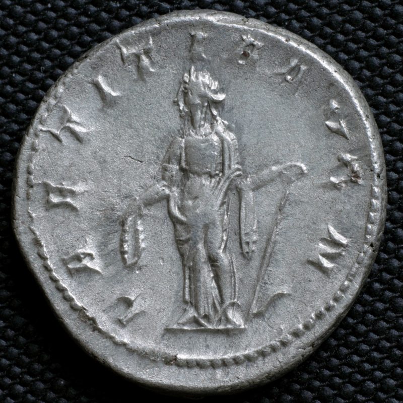 Reverso de un antoniniano de Gordiano III: Laetitia de pie a la izquierda con corona y ancla, leyenda LAETITIA AVG N