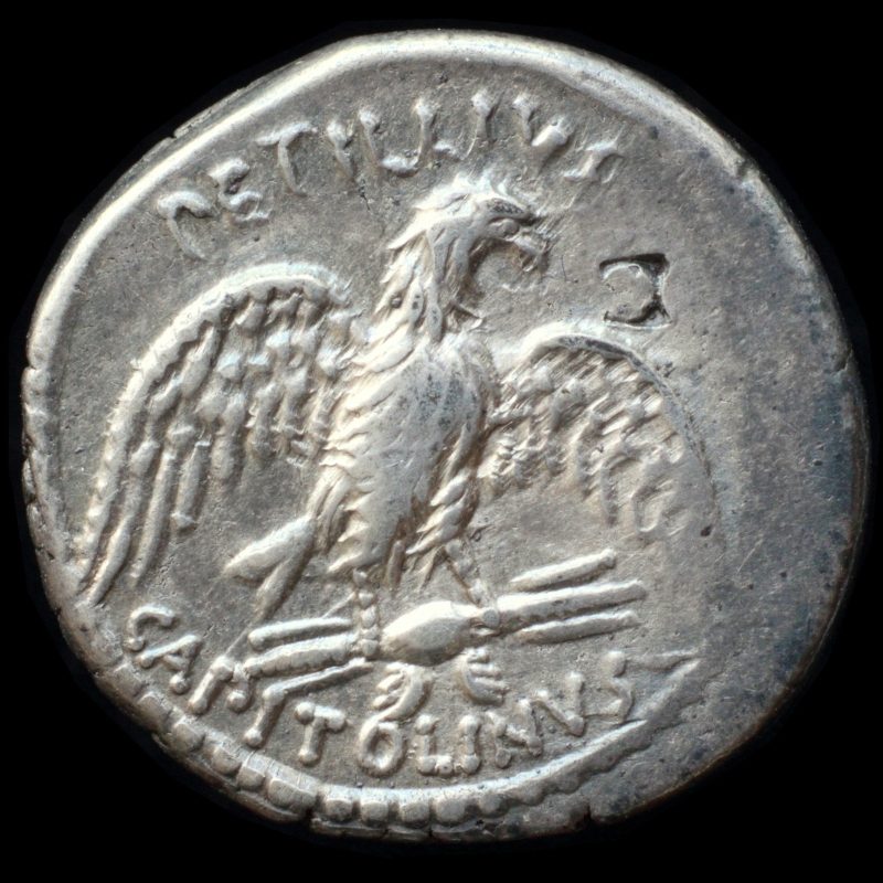 Anverso de un denario de Petilio Capitolino con el templo de Júpiter