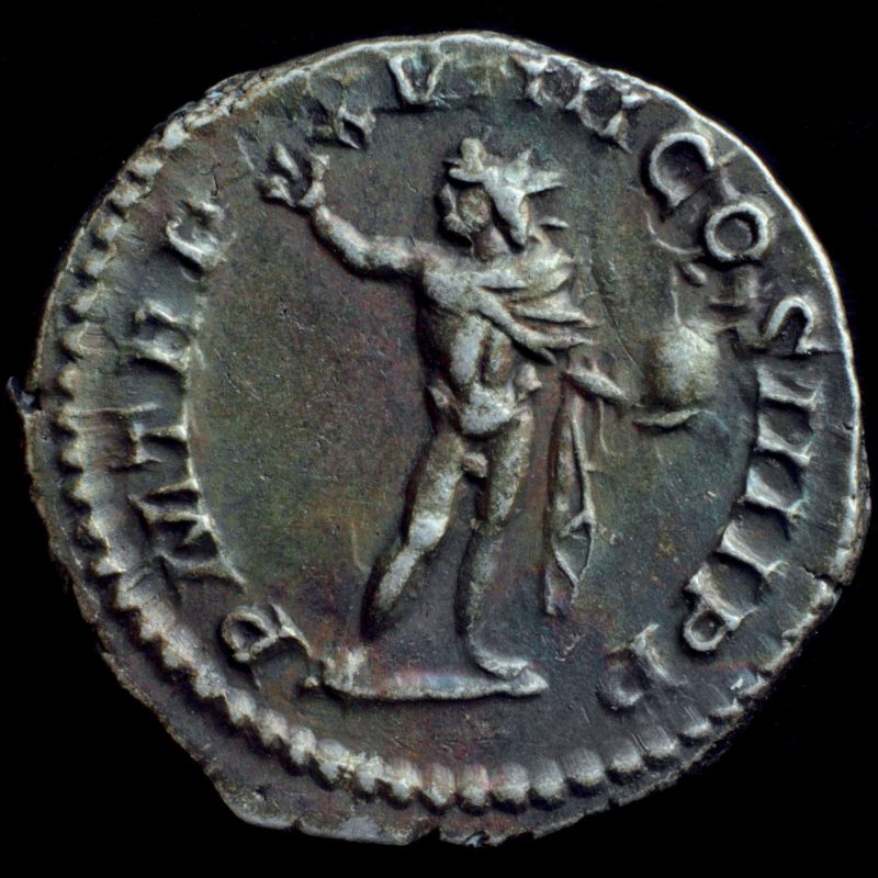 Reverso del denario de Caracalla de 216: Sol radiado de pie con la mano derecha alzada y un globo en la izquierda, leyenda P M TR P XVIIII COS IIII P P