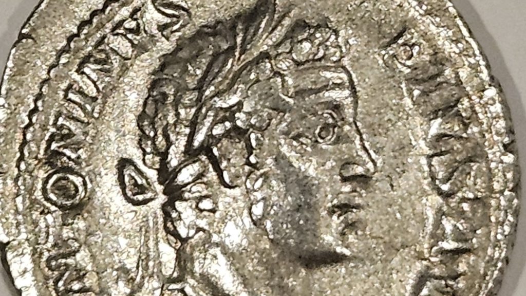 Denario de plata de Caracalla (198-217 d. C.), detalle del retrato laureado
