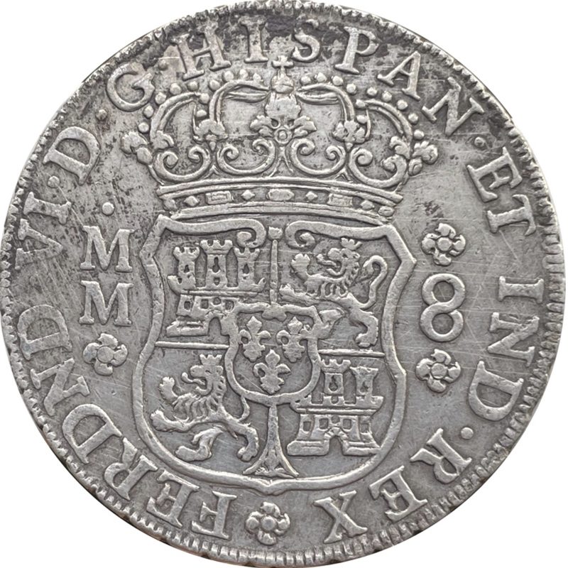 Anverso del 8 reales columnario de 1757: escudo coronado de España con las iniciales M M a la izquierda y el valor 8 a la derecha, leyenda FERDND VI D G HISPAN ET IND REX