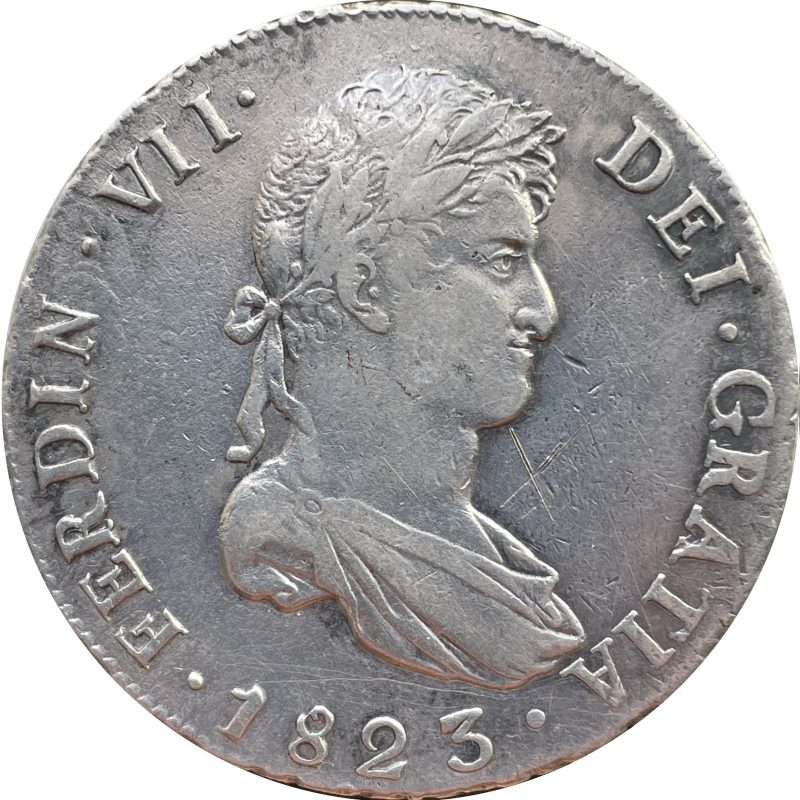 Anverso del 8 reales de 1823 de Potosí: busto laureado y drapeado de Fernando VII a la derecha, leyenda FERDIN VII DEI GRATIA 1823