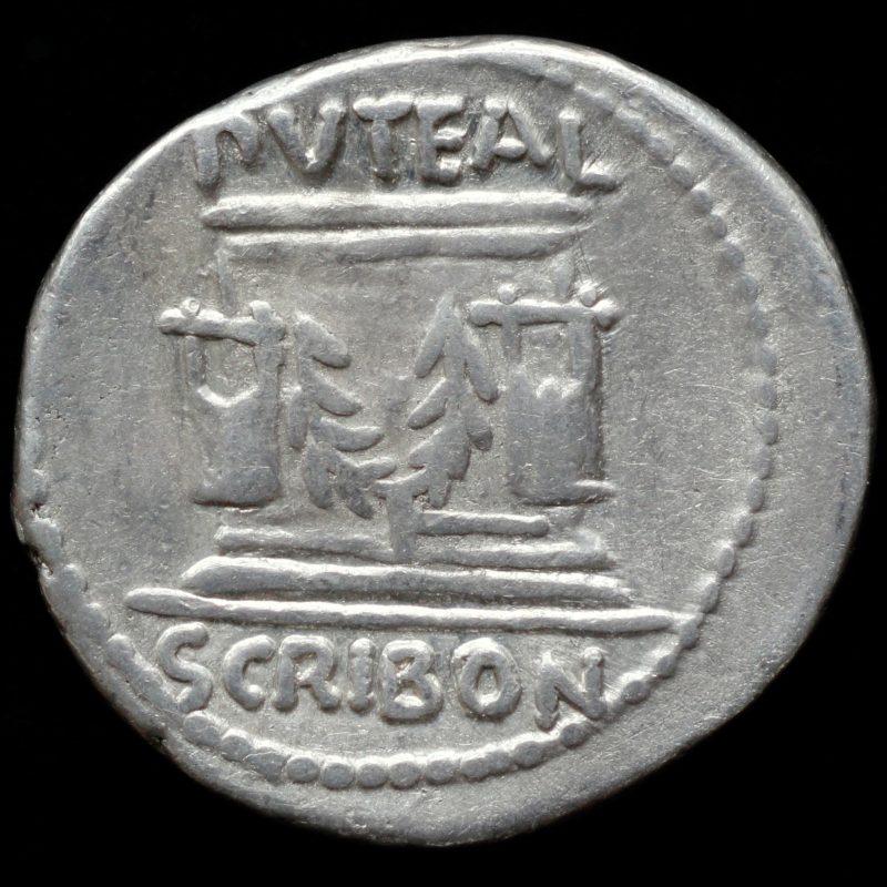 Reverso de un denario de Escribonio Libón con el puteal