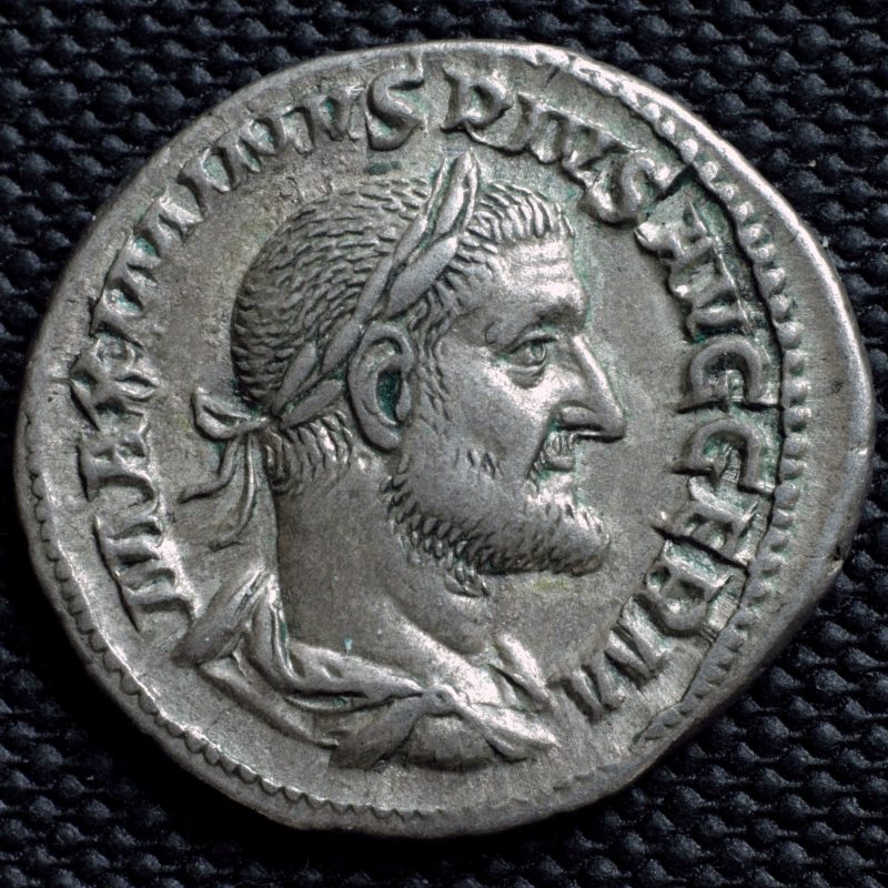 Anverso del denario de Maximino el Tracio de 236: busto laureado, drapeado y con coraza del emperador a la derecha, leyenda MAXIMINVS PIVS AVG GERM