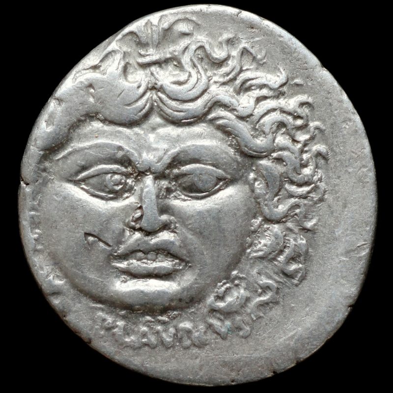 Anverso de un denario de Plaucio Planco con la cabeza de Medusa