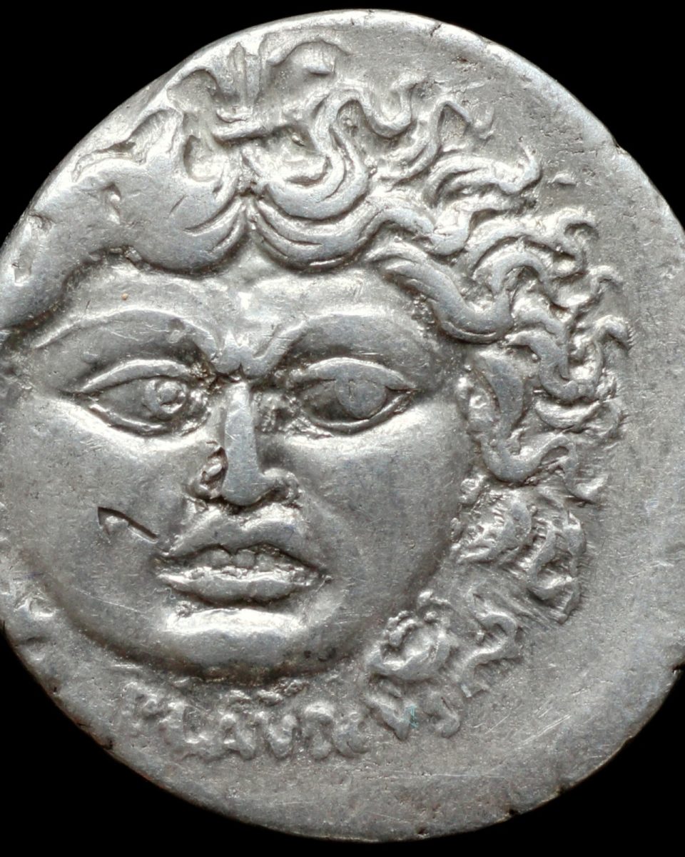 Anverso de un denario de Plaucio Planco con la cabeza de Medusa
