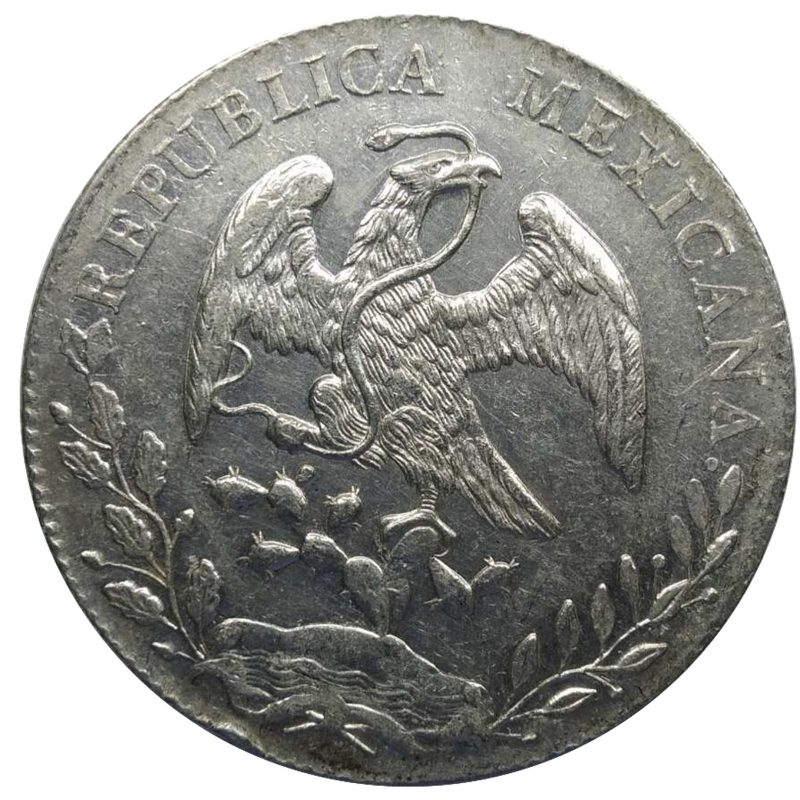 Anverso del 8 reales mexicano de 1897: águila de frente con una serpiente en el pico sobre un nopal, entre ramas, con la leyenda REPUBLICA MEXICANA