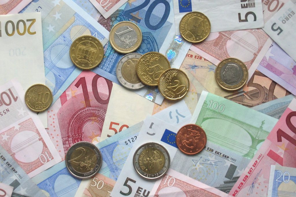 Monedas y billetes de euro sobre una mesa