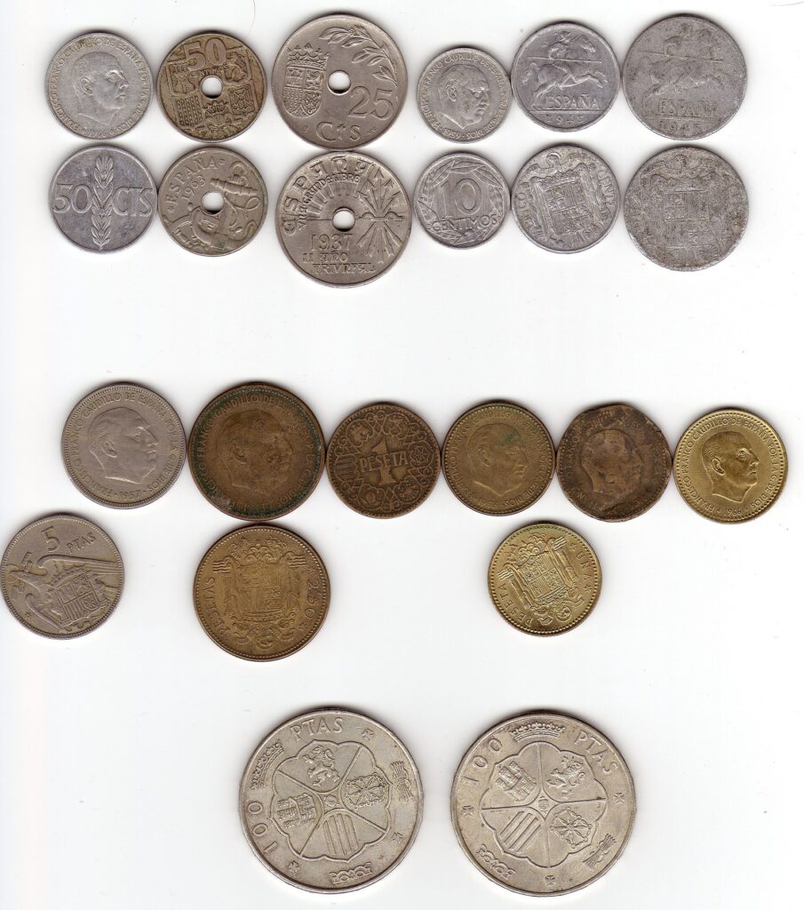 Monedas españolas de céntimos y pesetas de la época de Franco, de distintos valores y tamaños