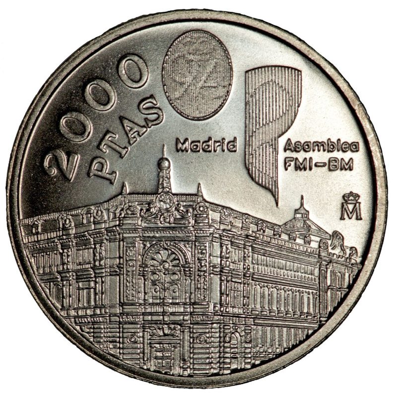 Fachada del Banco de España desde Cibeles, logotipo de la Asamblea del FMI-BM y óvalo con imagen latente.