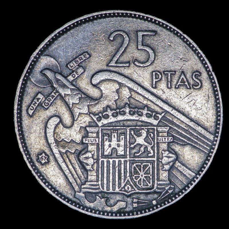 Escudo de España con el águila de San Juan, yugo y flechas, con el valor 25 PTAS y la estrella 67.