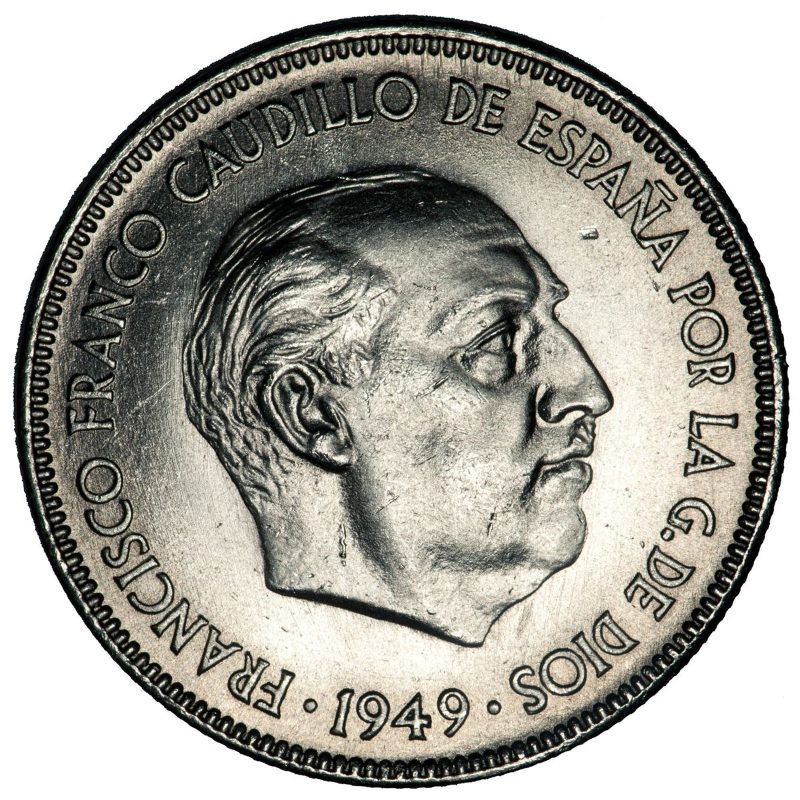 Cabeza de Francisco Franco a la derecha con la leyenda y la fecha 1949.