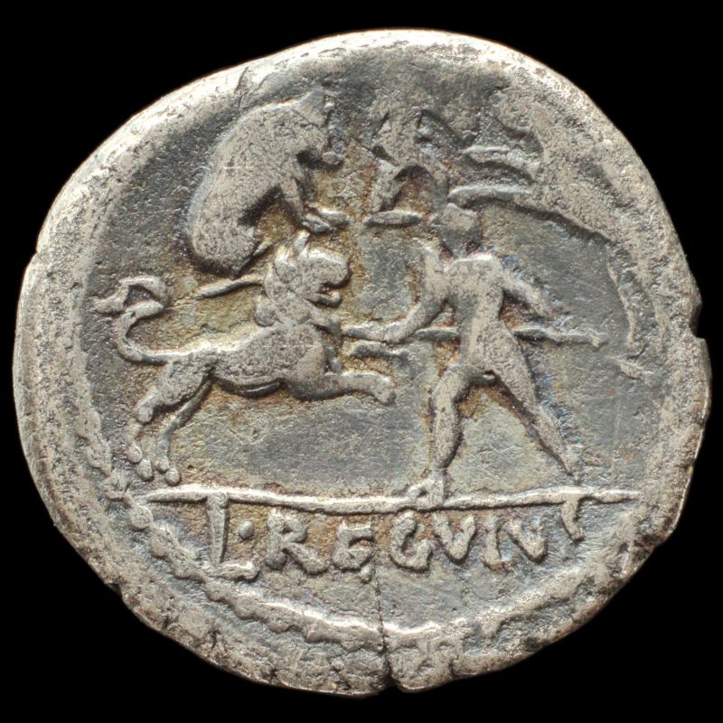 Reverso del denario de Livineio Régulo: escena de caza de fieras con un cazador que alancea a un león, otro con escudo frente a una pantera y un jabalí herido; leyenda L REGVLVS